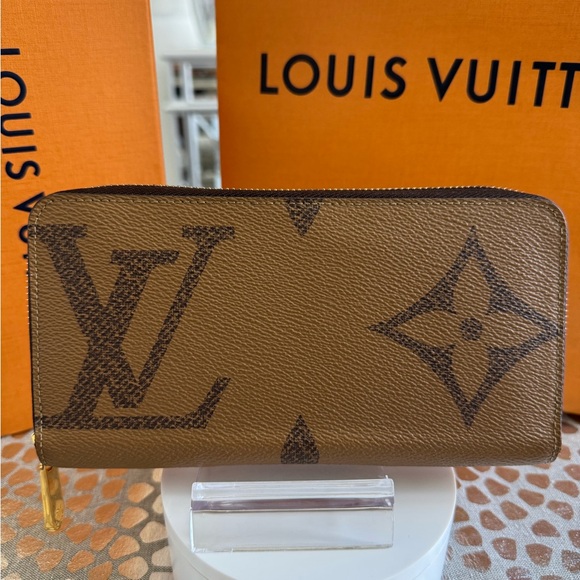 Louis Vuitton Giant Reversed Monogram Wallet - Picture 3 of 8